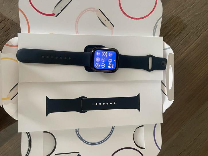 Apple Watch SE (GPS) (2e Generatie), Sieraden, Tassen en Uiterlijk, Smartwatches, Zo goed als nieuw, iOS, Zwart, GPS, Waterdicht