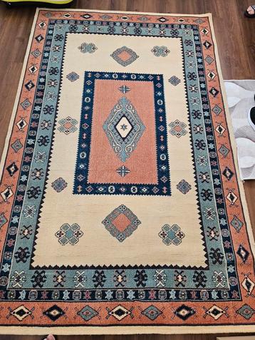 Tapijt 240x150 cm beschikbaar voor biedingen