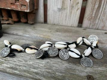 Super gave Bohemian Gypsy enkelband om op festival te dragen beschikbaar voor biedingen