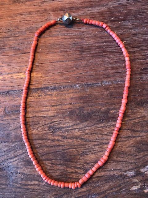 Antieke bloedkoraal ketting met gouden Paston Sluiting, Sieraden, Tassen en Uiterlijk, Antieke sieraden, Ketting, Goud, Ophalen