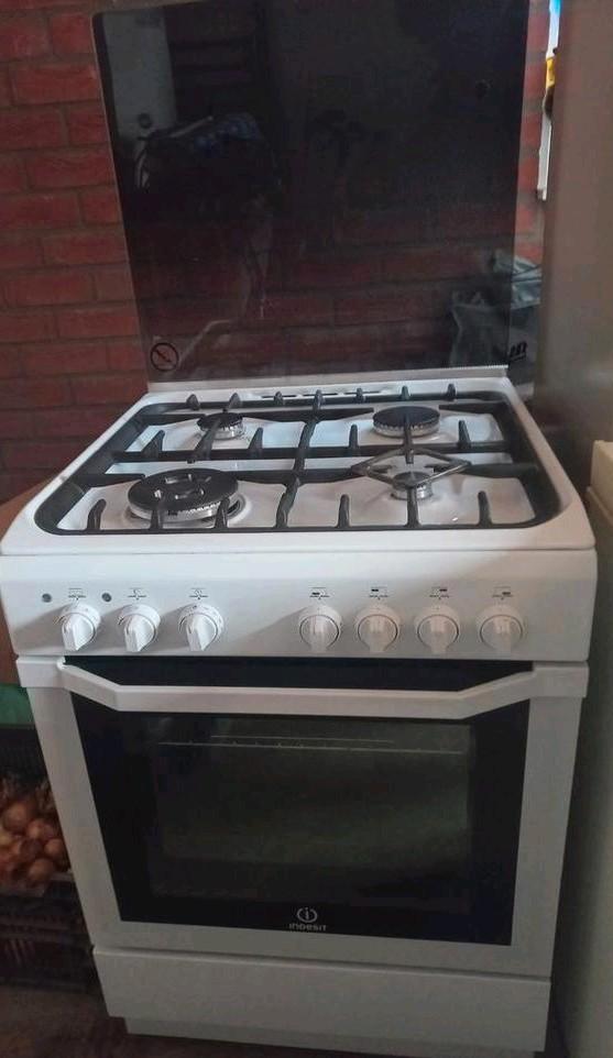 Indesit gasfornuis glasplaat oven wok brander niet gratis, Witgoed en Apparatuur, Fornuizen, Zo goed als nieuw, Vrijstaand, Gas