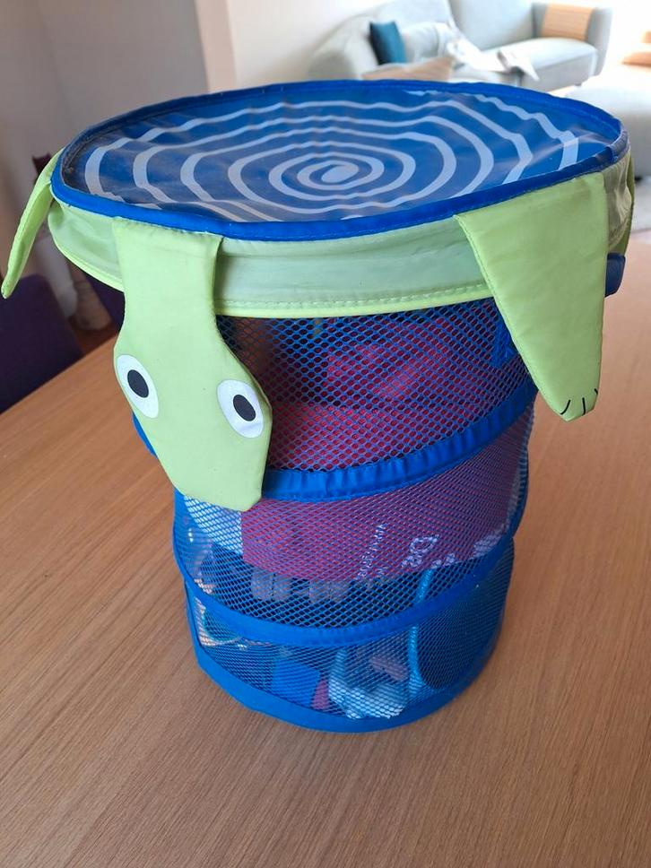 Opbergmand met leuke speeltjes, Kinderen en Baby's, Speelgoed | Buiten | Los speelgoed, Zo goed als nieuw, Ophalen