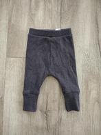 Mooi donkergrijs broekje van Prenatal, 50. Ribbelstof broek., Kinderen en Baby's, Babykleding | Maat 50, Ophalen of Verzenden