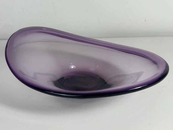 Vintage Paarse Glazen Fruitschaal, Huis en Inrichting, Woonaccessoires | Schalen en Manden, Gebruikt, Schaal, Ovaal, Glas, Ophalen of Verzenden