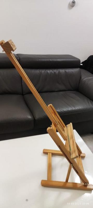 Handige houten schildersezel beschikbaar voor biedingen