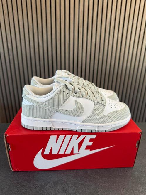 Nike Dunk Low Light Silver Corduroy (W) - Maat 38, Kleding | Dames, Schoenen, Nieuw, Sneakers of Gympen, Grijs, Ophalen of Verzenden