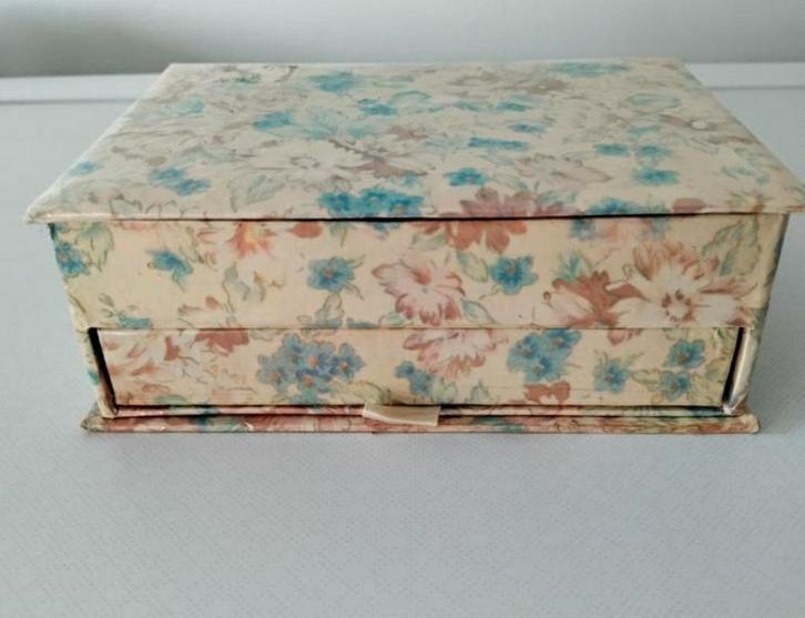 Design,stof,doosje,Box,bruidsmeisje,bloem,kleuren, Antiek en Kunst, Curiosa en Brocante, Ophalen of Verzenden