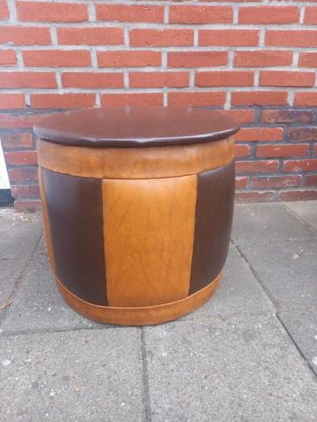 Vintage poef beschikbaar voor biedingen