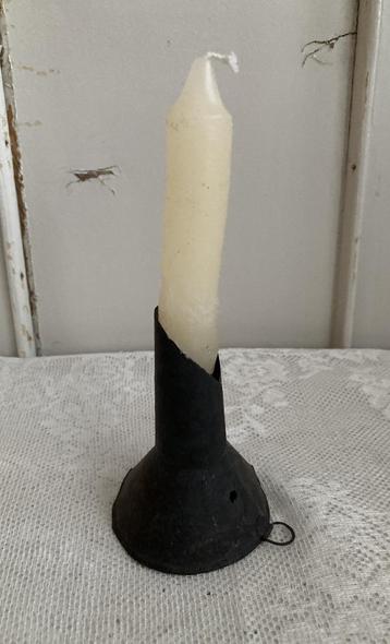 Brocante oud trechtertje / Te gebruiken als kandelaar / zink beschikbaar voor biedingen