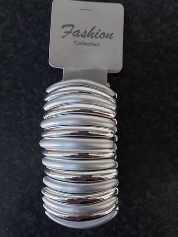 Armband -Mat en Glanzend beschikbaar voor biedingen