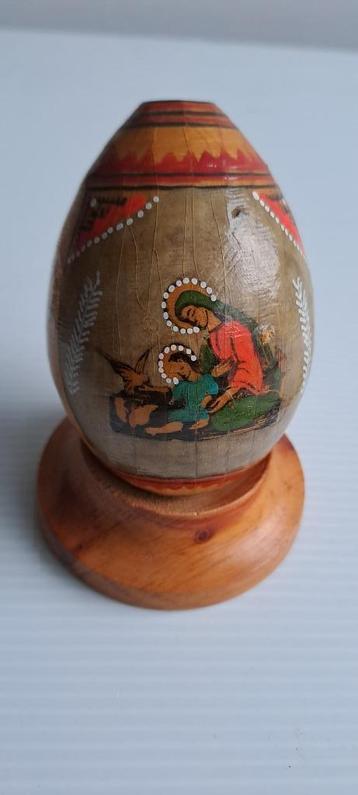 curiosa handbeschilderd houten ei beschikbaar voor biedingen