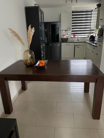 Eettafel met 6 stoelen beschikbaar voor biedingen