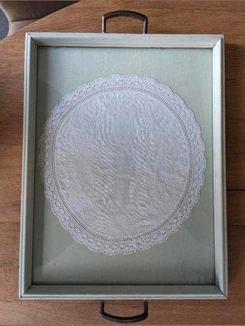 Dienblad (krijtverf) met oud kanten kleedje onder glas beschikbaar voor biedingen