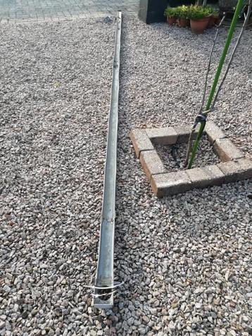 PVC dakgoot met uitloop en beugels lengte 4,2 mtr een geheel beschikbaar voor biedingen