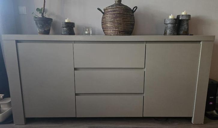 Lage kast/ dressoir in taupe, Huis en Inrichting, Kasten | Dressoirs, Gebruikt, 150 tot 200 cm, 25 tot 50 cm, Met lade(s), Met deur(en)