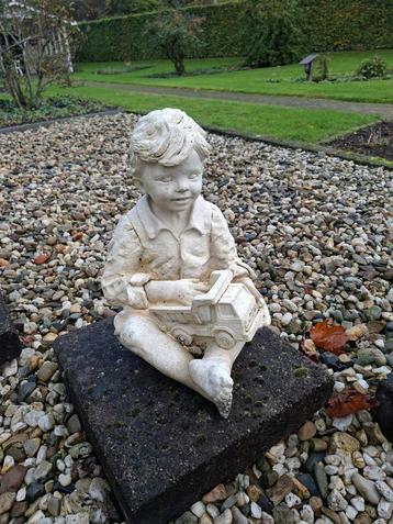 Betonnen Tuinbeeld Jongen met Speelgoed beschikbaar voor biedingen