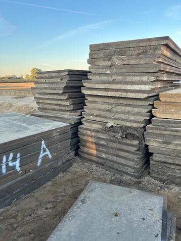 gebruikte betonplaten 200x130x12 cm 39 stuks stelcon hoekran beschikbaar voor biedingen