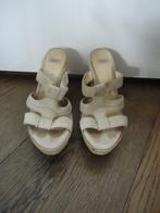 Beige UGG schoenen ( plateauzolen) maat 38, UGG, Beige, Ophalen of Verzenden, Sneakers of Gympen