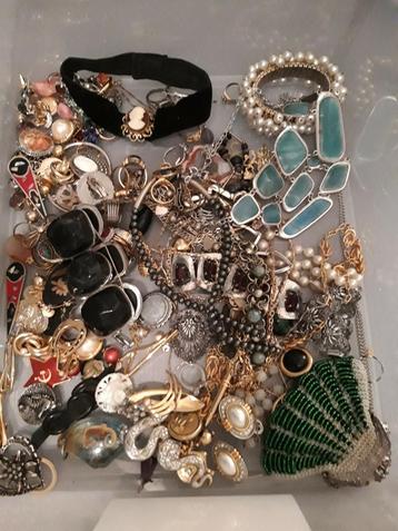 Ruim  100 sieraden  beschikbaar voor biedingen