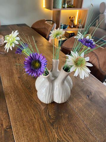 Tulpen vaas met kunst bloemen beschikbaar voor biedingen