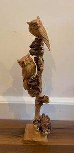 2 handgemaakte houten uilen op parasiet - +/- 35cm hoog, Antiek en Kunst, Kunst | Beelden en Houtsnijwerken, Ophalen of Verzenden
