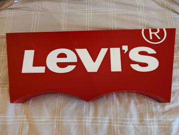 LEVI'S logo op houten blok (rood) beschikbaar voor biedingen