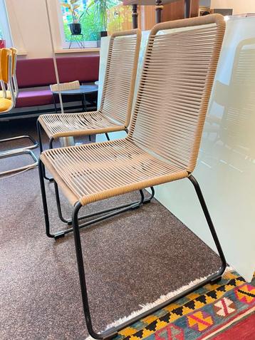 Eetkamerstoel Sirius met een zwarte aluminium frame beschikbaar voor biedingen