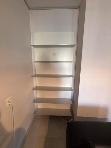 Stellingkast met 7 planken beschikbaar voor biedingen