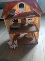 Sylvanian Families konijnen met driehooghuis en meubels, Verzamelen, Ophalen of Verzenden, Zo goed als nieuw, Poppenhuis