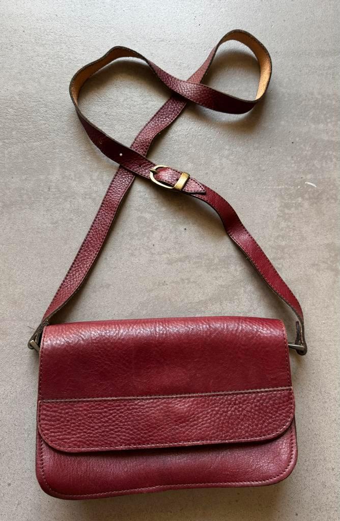 Vintage lederen schoudertas in burgundy (bordeaux) 22x14, Sieraden, Tassen en Uiterlijk, Tassen | Schoudertassen, Gebruikt, Rood