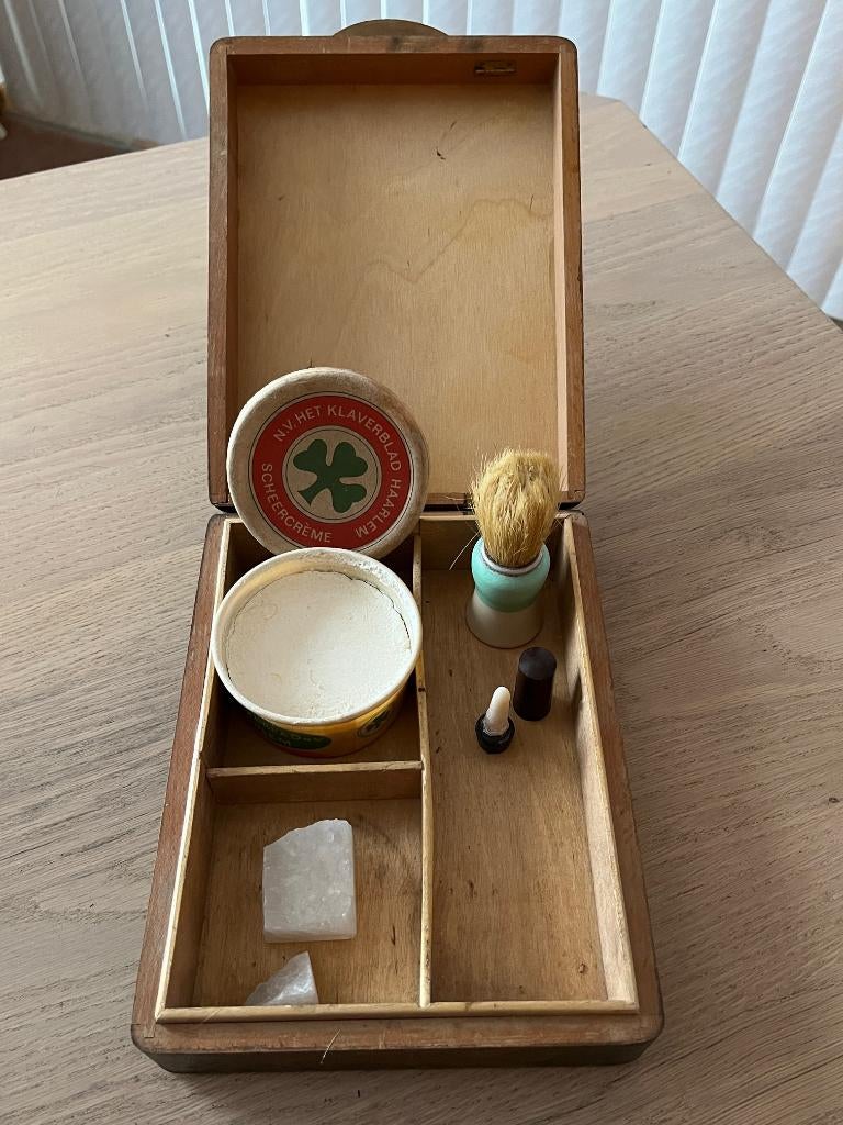 Scheerdoos oud, met enkele accessoires, Ophalen of Verzenden