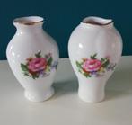 Antieke mini porseleinen vaasjes met bloemen, Wit, Aardewerk of Porselein, Ophalen of Verzenden, Zo goed als nieuw