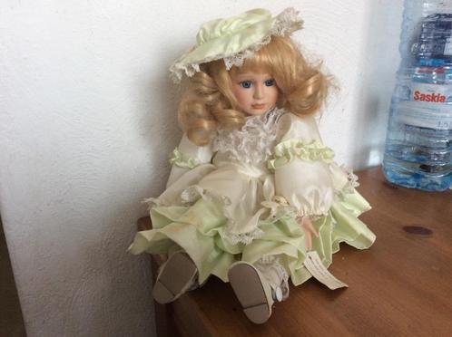 vintage pop porseleinen hoofd/handen speeldoos wals beweegt, Verzamelen, Poppen, Gebruikt, Pop, Ophalen of Verzenden