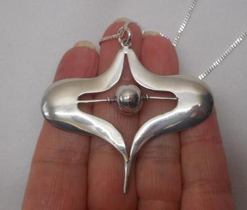 Zilveren ketting met grote modernist hanger nr.1608 beschikbaar voor biedingen