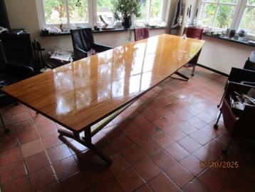 retro designtafel uit Meertens instituut beschikbaar voor biedingen