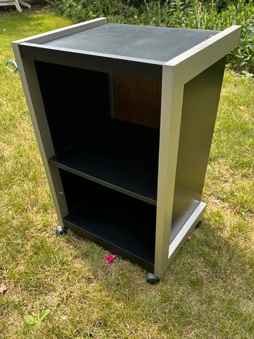 Stereo computer kastje beschikbaar voor biedingen