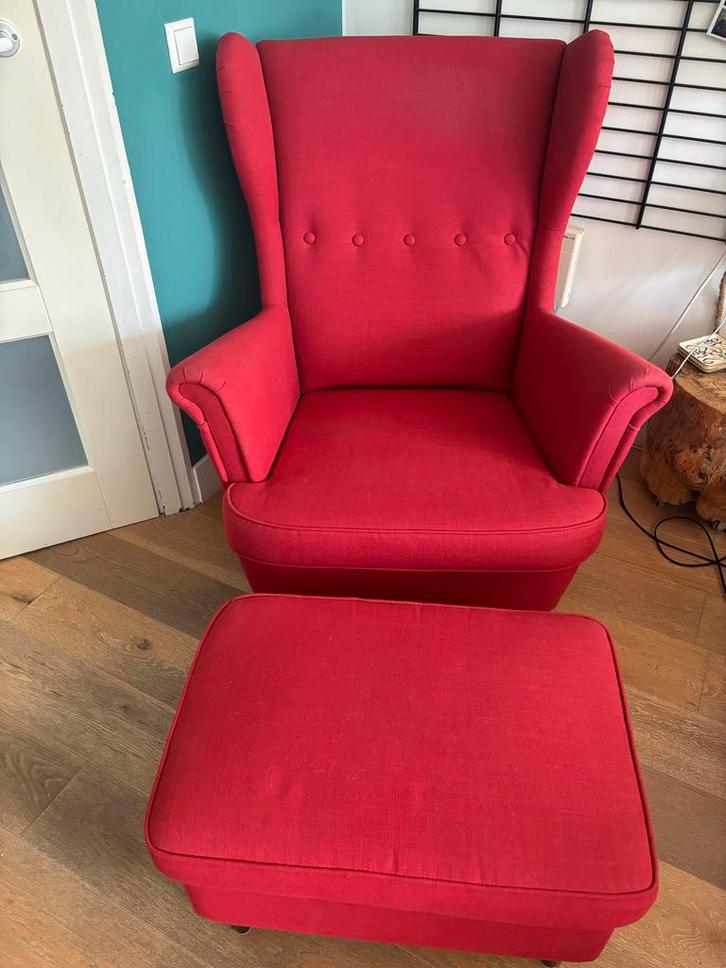 Rode fauteuil (IKEA) met voetenbank, Huis en Inrichting, Fauteuils, Zo goed als nieuw, Stof, 75 tot 100 cm, Minder dan 75 cm, Ophalen of Verzenden