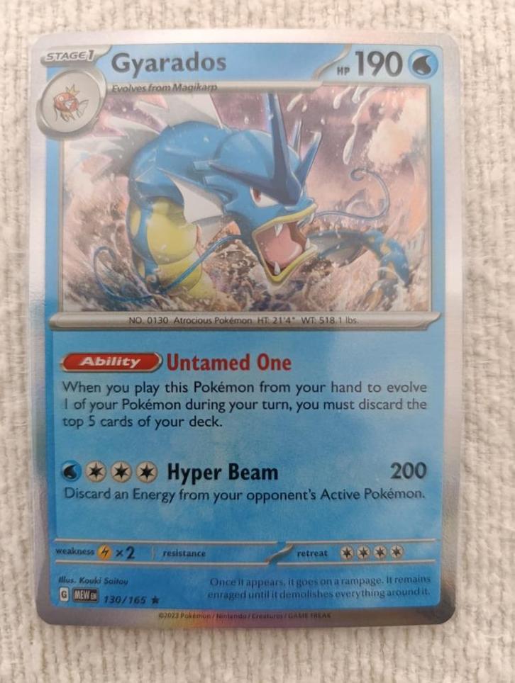Gyarados MEW - 130/165 - Rare Holo, Hobby en Vrije tijd, Verzamelkaartspellen | Pokémon, Zo goed als nieuw, Losse kaart, Ophalen of Verzenden