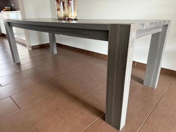 Tafel beschikbaar voor biedingen
