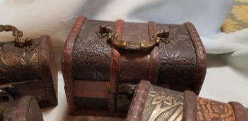 4 houten mini hutkoffers,2 stuks 10x6 cm ,12x8 cm,14x9 cm beschikbaar voor biedingen