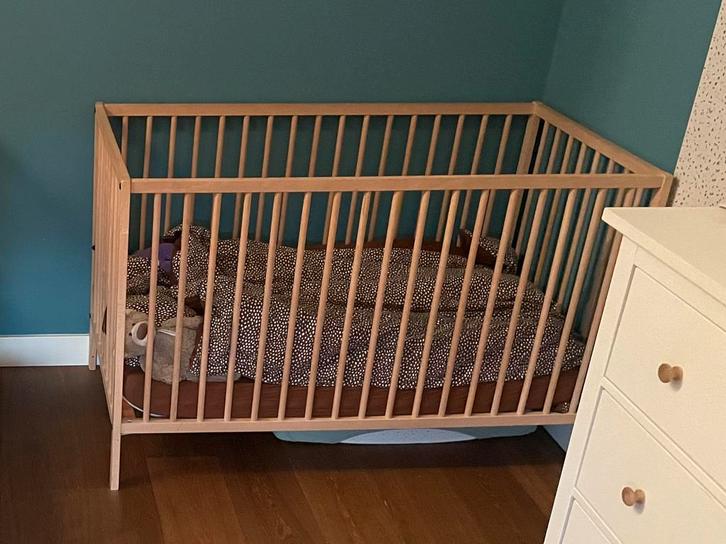 Ledikant Babypark lijkt op Sniglar + Aerosleep matras, Kinderen en Baby's, Kinderkamer | Complete kinderkamers, Zo goed als nieuw
