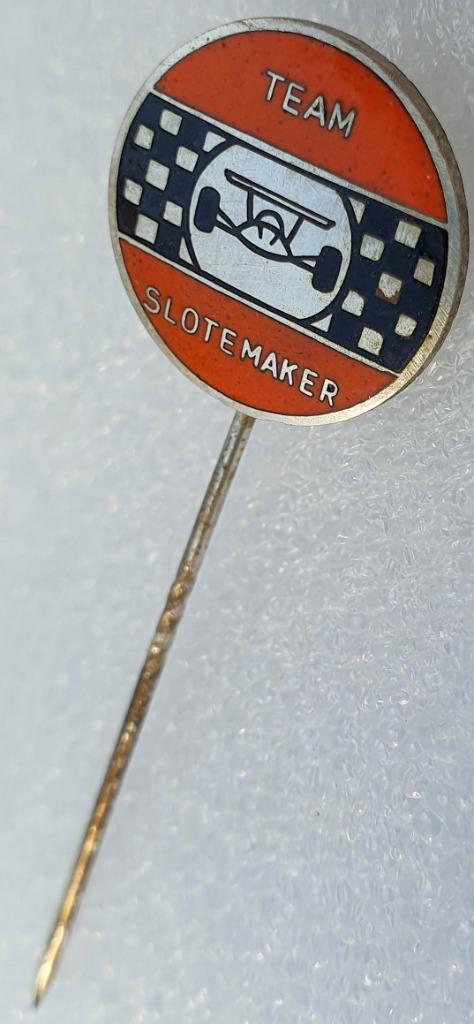 Team Slotemaker (Zandvoort), geëmailleerde oude speld  1965, Verzamelen, Speldjes, Pins en Buttons, Zo goed als nieuw, Speldje of Pin