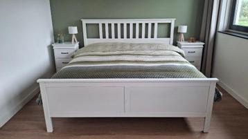 Ikea Hemnes 2 persoons bedframe 210x190 + 2 nachtkastjes