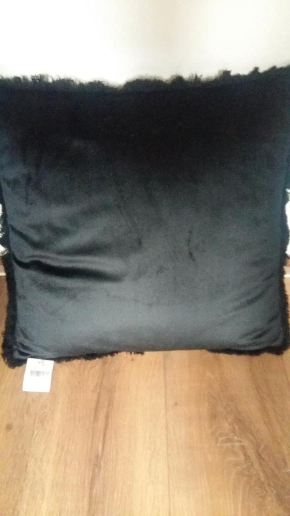 zwart velours kussens met subtiele franjes. 45x45 cm (lxb), Huis en Inrichting, Woonaccessoires | Kussens, Nieuw, Zwart, Vierkant