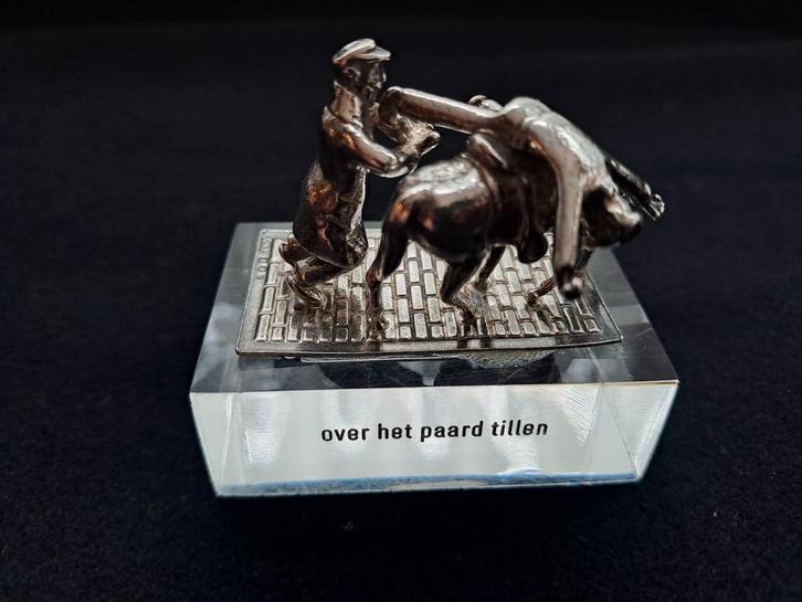 Beeldje 'Over het paard tillen', Antiek en Kunst, Kunst | Beelden en Houtsnijwerken, Ophalen of Verzenden