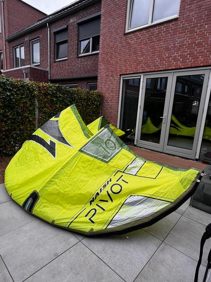 Naish Pivot kite – 10m, Watersport en Boten, Kitesurfen, Zo goed als nieuw, 10 m², Geen board, Ophalen of Verzenden