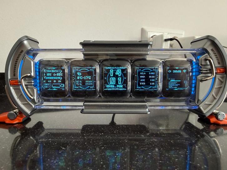 Digitale klok Divoom Time Travel., Huis en Inrichting, Woonaccessoires | Klokken, Zo goed als nieuw, Staande klok, Digitaal, Ophalen of Verzenden