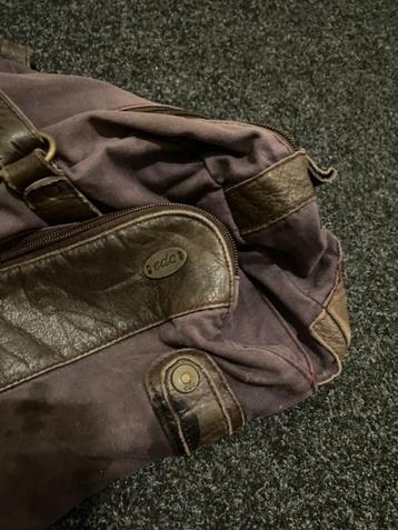 Kleine reistas (kleuren: paars en bruin) beschikbaar voor biedingen