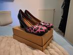 Zwarte pumps met roze panterprint - Nieuw! Maat 45, Kleding | Dames, Pumps, Lak, Zwart, Nieuw