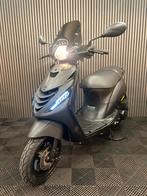 PIAGGIO ZIP 4T 3V BROM 2022 FULL OPTION MAT ZWART, Ophalen, Maximaal 45 km/u, Zip, Zo goed als nieuw